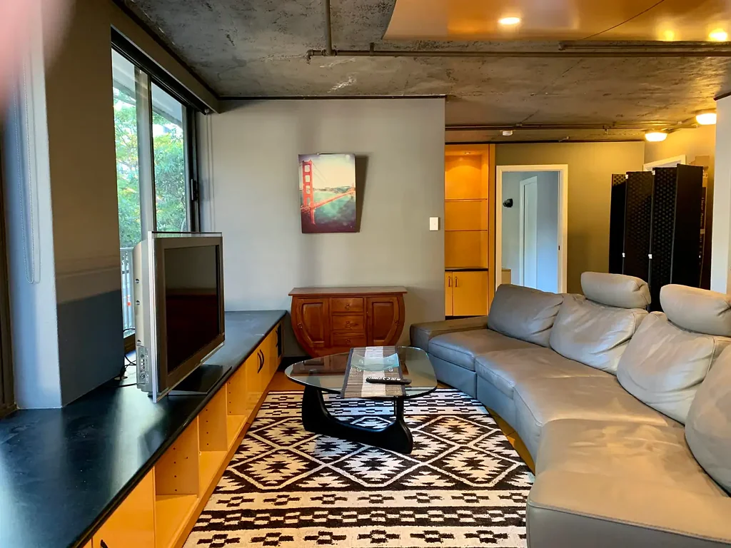 Massive One Bedroom Apartment in Heart of Surry Hill