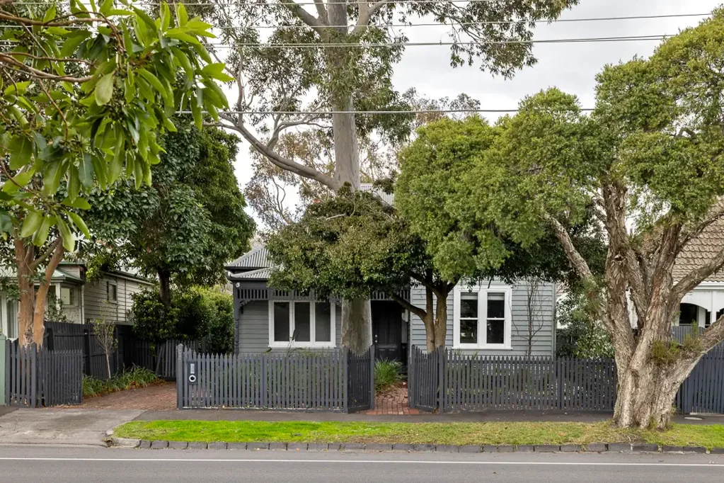 Brighton 3房 时期风格住宅 781㎡珍贵土地 宽敞卧室 高天花板 娱乐后院 便捷生活配套 A Character Classic in North Brighton