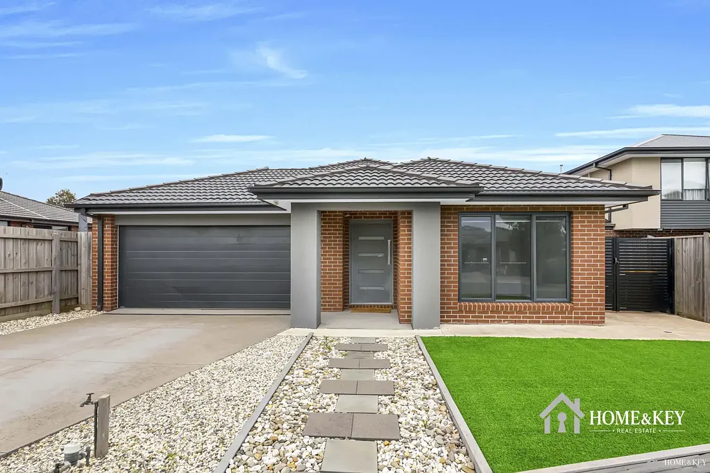 Spacious & Modern 4 Bedroom Home / Huge Electricity Savings $$$$