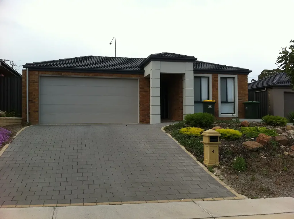 STUNNING HOME IN LOVELY ESTATE