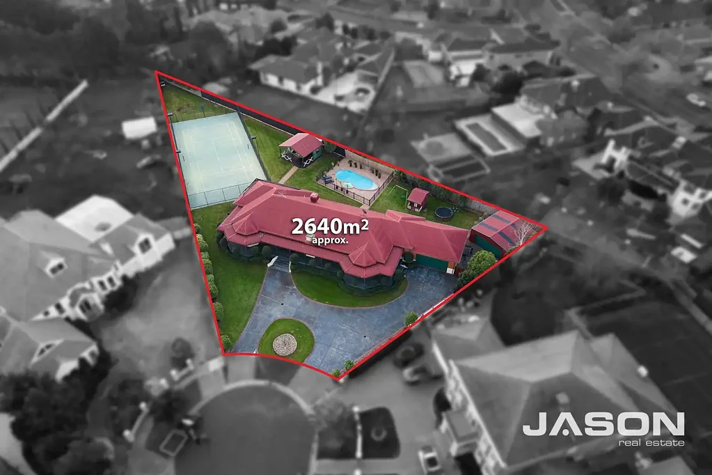 Greenvale 4Habitaciones OFF MARKET OPPORTUNITY!!!
- Private Inspection only
Grand Family Estate on 2,640m² with Tennis Court, Pool, Spa & Timeless Character