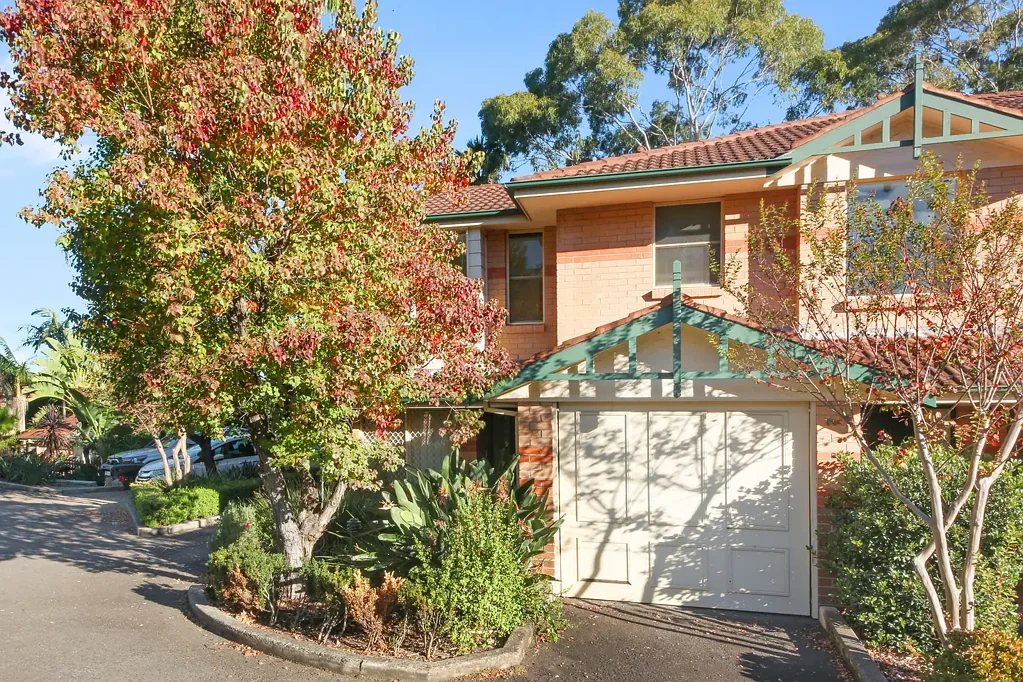 Strathfield South 3房 宽敞双层设计 开放式空间 无缝室内外连接 燃气厨房不锈钢电器 明亮功能性浴室 遮盖庭院娱乐 大型封闭车库 步行Cooks River步道 靠近学校商店交通 Modern Dual-Level Living with Spacious Indoor/Outdoor Appeal