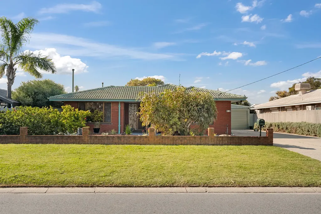 Rockingham 4Zimmer Family living with a pool and plenty of space.