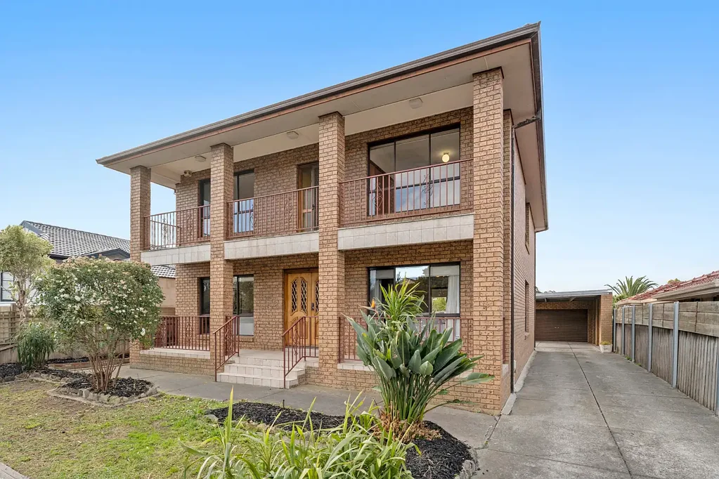 Keilor Downs 4房 Keilor Downs绿荫角落 658sqm宽绰地块 四卧书房 配双车库 双车棚 管道燃气供暖 新地毯 Impressive Family Living in the Heart of Keilor Downs.