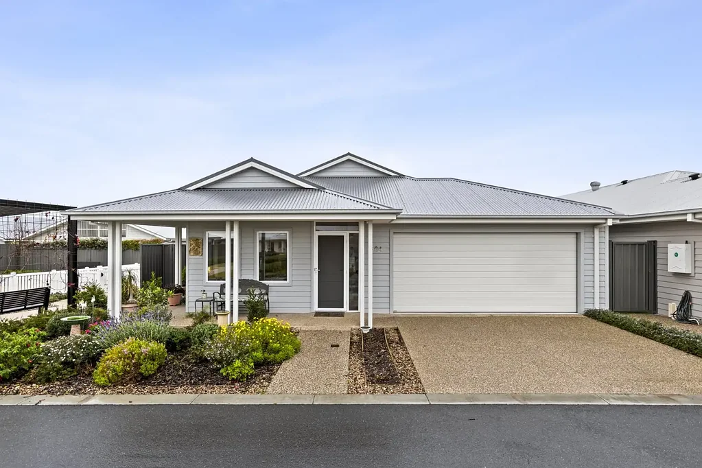 Lara 3 Bedroom Enjoy Central Relaxed Modern Living