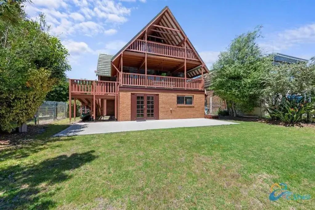 Loch Sport 4 Bedroom ABSOLUTE WATER FRONTAGE!