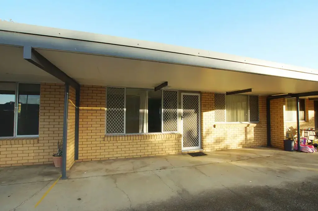 CBD UNIT IN QUIET COMPLEX
