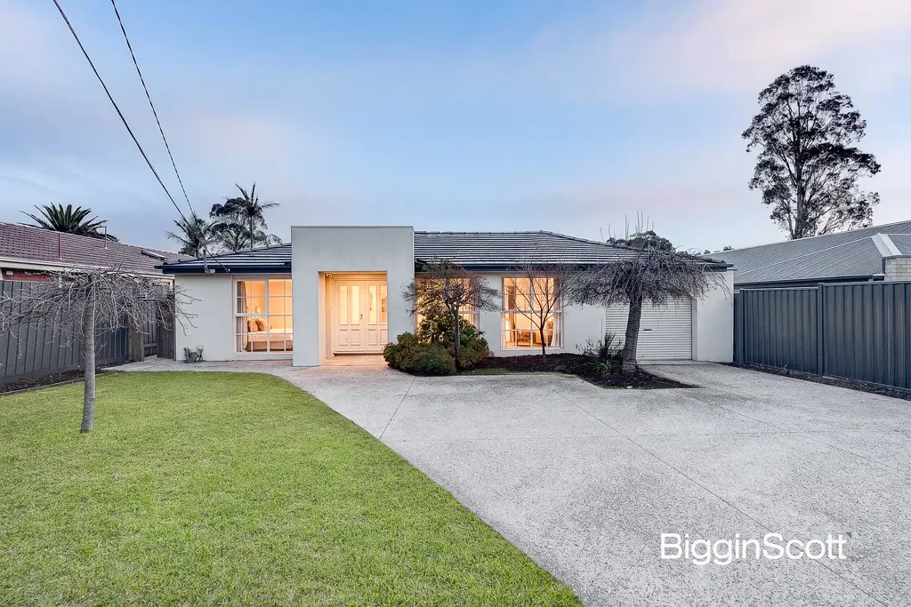 Glen Waverley 4कमरा SPACIOUS FAMILY LIVING ON 656SQM IN A PRIME GLEN WAVERLEY LOCATION!