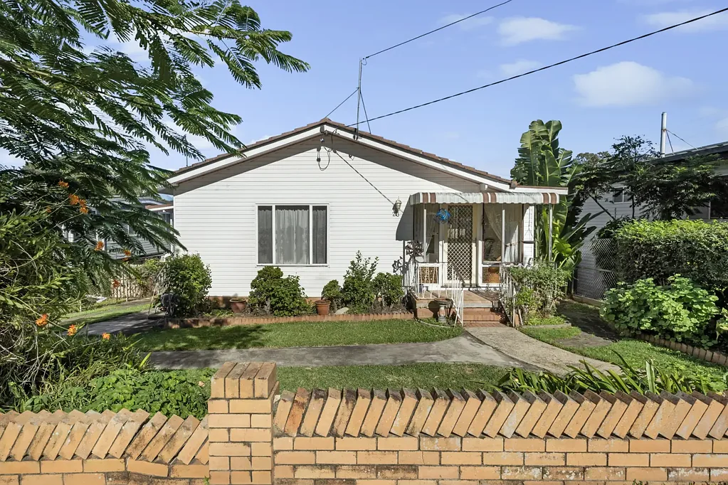 Everton Hills 3ห้องนอน Character Home with Dual Living Potential, Huge Entertaining Spaces & Exceptional Storage