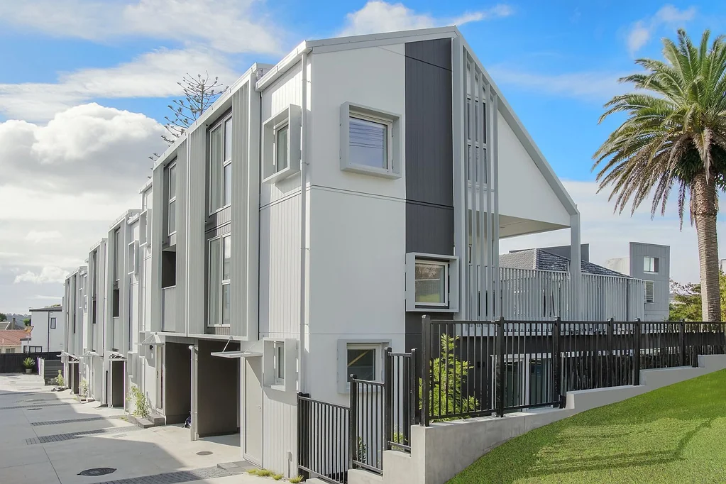 Light-Filled 2 Bedroom, 2 Bathroom Townhouse - Corner unit!