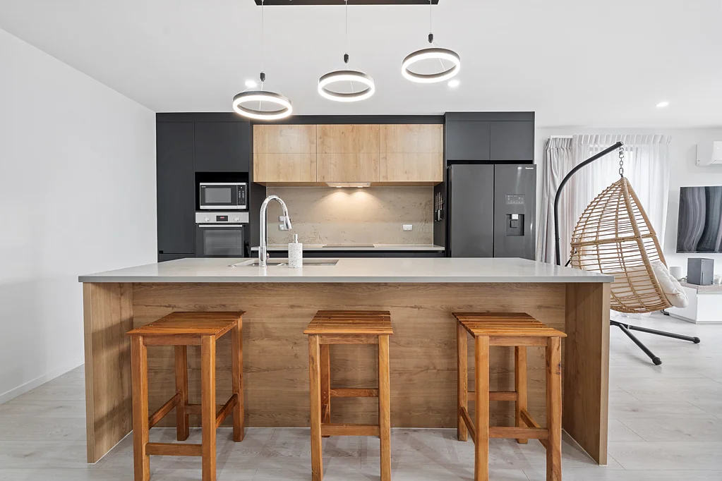 Hobsonville 3房 2022年全新力作，阳光、空间与品味共舞，尽享时尚与舒适生活！ Sleek, Stylish & Sun-Soaked