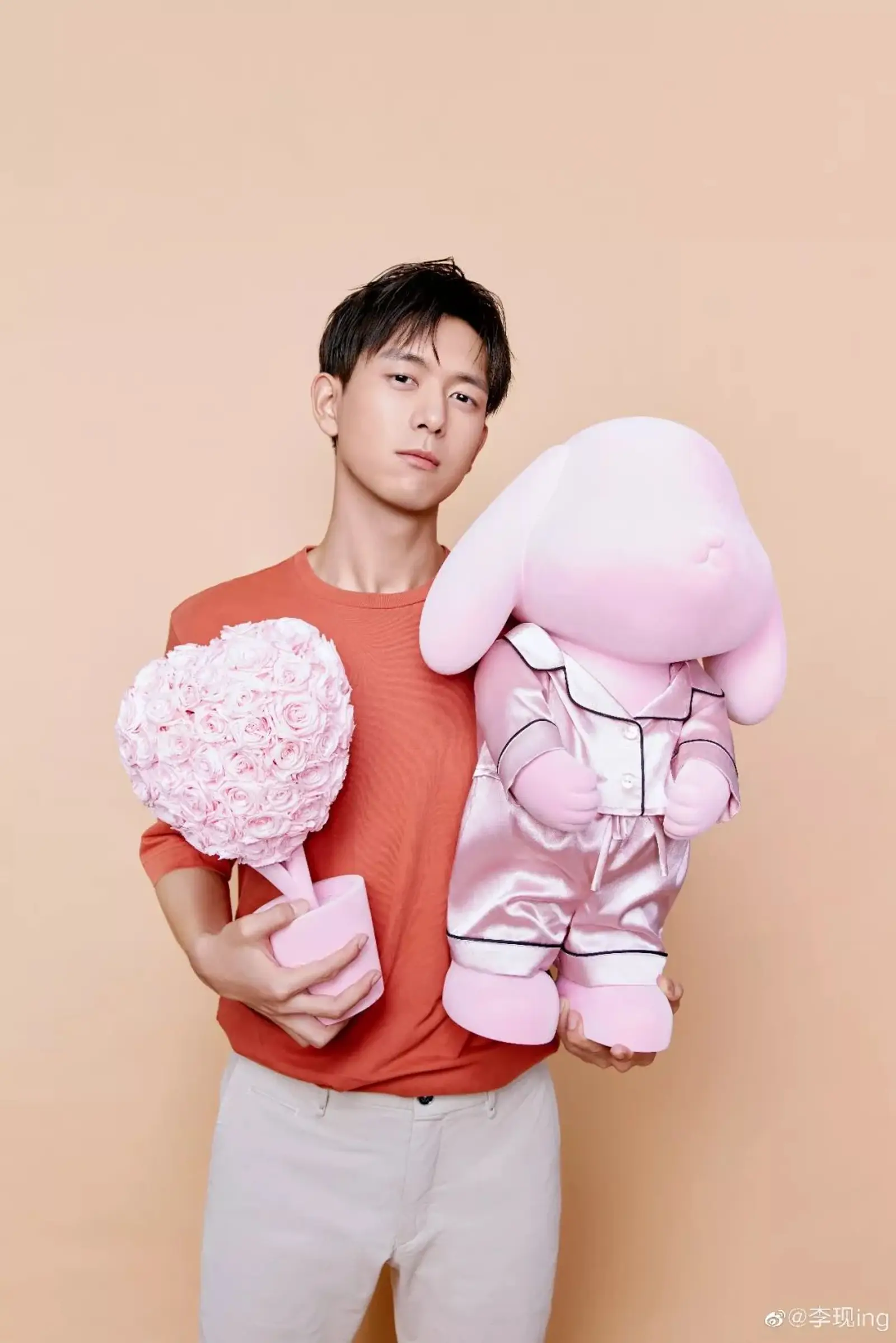 李现卖花、邓伦卖包、王一博卖香水、肖战卖首饰,这个七夕你花钱了么?