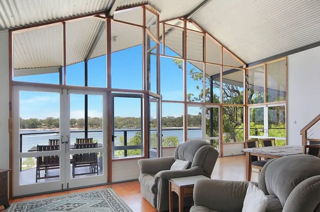 Macleay Island 2બેડરૂમ Unique Property with absolute waterfront home in commercial zone