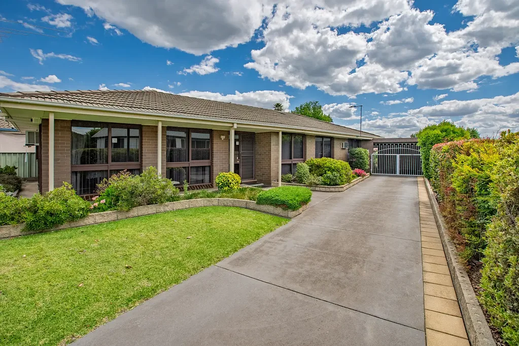 Lavington 4房  Immaculate, Loved Home Surrounded By Peaceful Garden Serenity