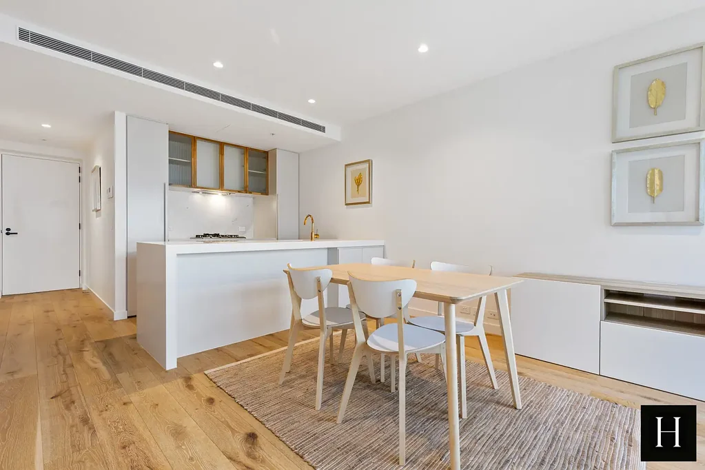 Melbourne 2房 优越地段 Bates Smart设计 海滨瑰宝 精致内饰 高端配套 尊贵俱乐部 步行生活 投资首选 Experience Heritage Luxury and Urban Sophistication in the Heart of Melbourne CBD.