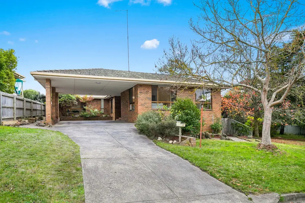 MOUNT CLEAR, 4BR, 2BR, 2 LIVING AREAS, LARGE FAMILY HOME, LARGE ENCLOSED YARD