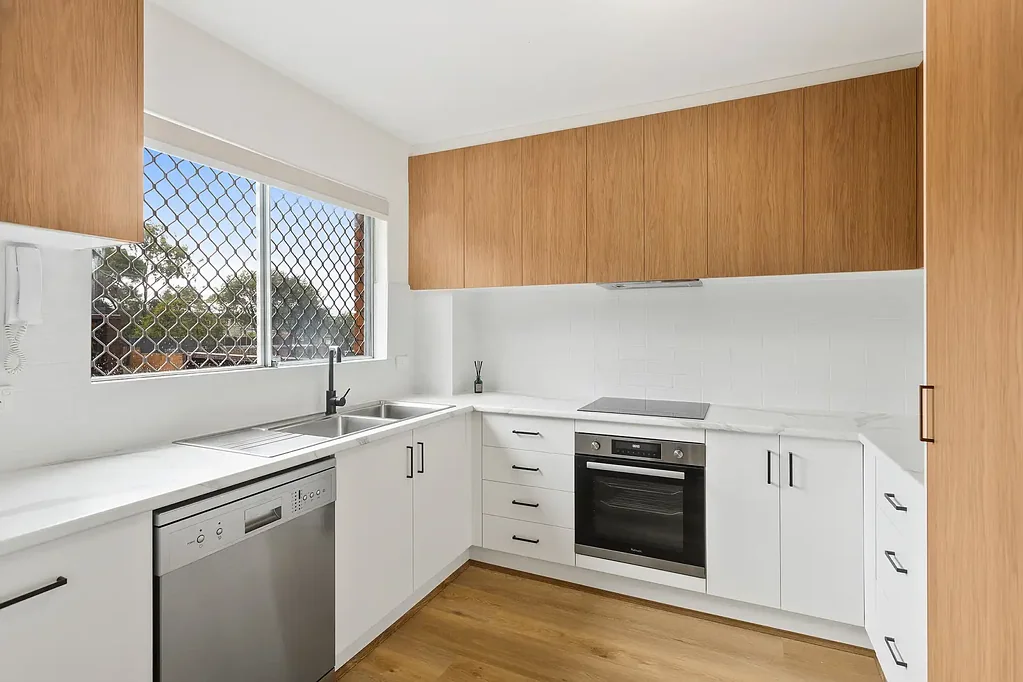 Conveniently Located Unit Near CBD, University, Hospital, and Beaches!