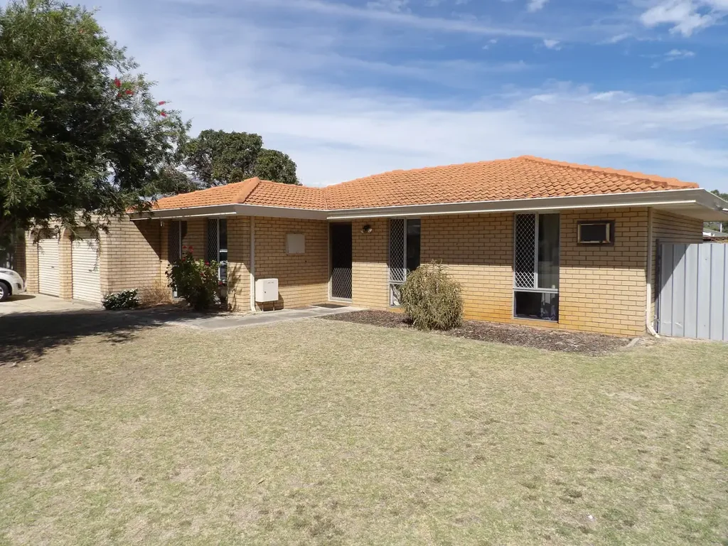 Neat And Tidy With Side Gate Access- LAWN MOWING INCLUDED