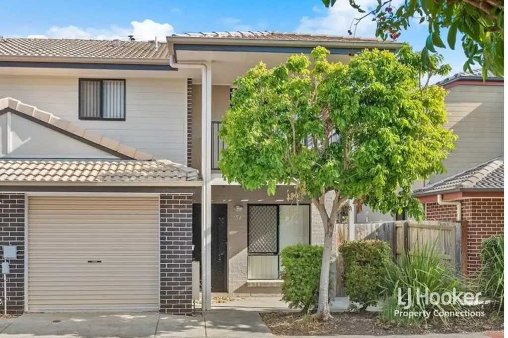THREE BEDROOM TOWNHOUSE IN KALLANGUR COMPLEX