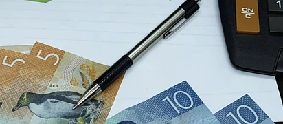 最低工资涨得快，整体收入却停滞：新西兰为何陷入怪圈？