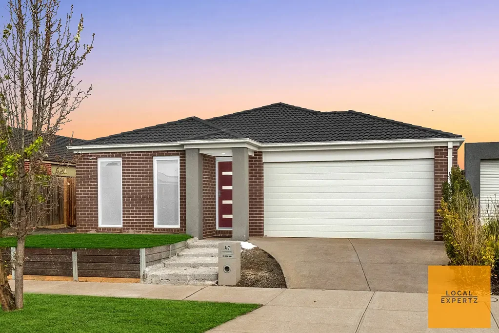 Weir Views 4ਬੈੱਡਰੂਮ Family-Sized Living with Sought-After Side Access in a Coveted Location!
