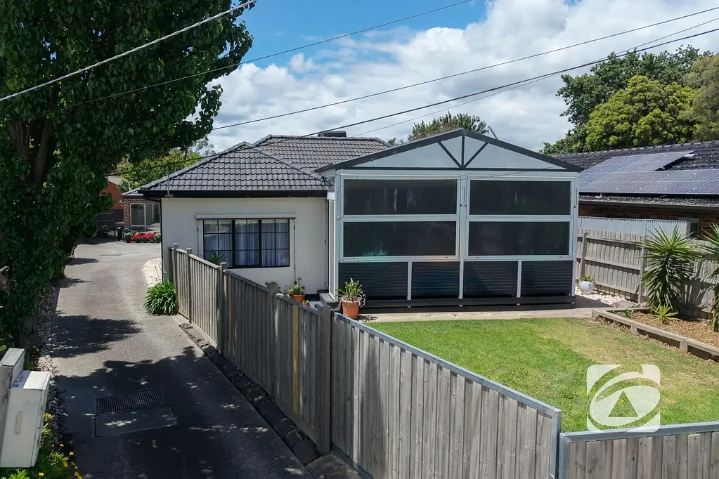 Cranbourne 2房 翻新厨房电器  开放式起居用餐  两卧带储物  管道煤气供暖  蒸发冷却  围栏通道庭院  宁静便捷位置  灵活自住投资 A Stylish Start