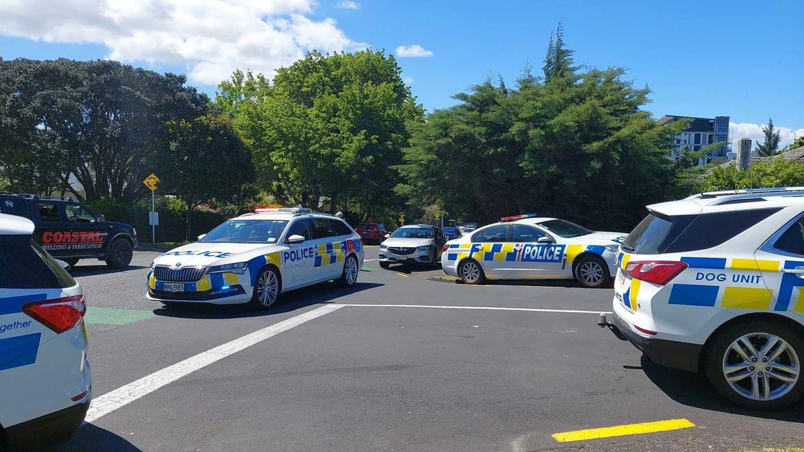 奥克兰中区街道遭武装警察封锁,直升机上空盘旋