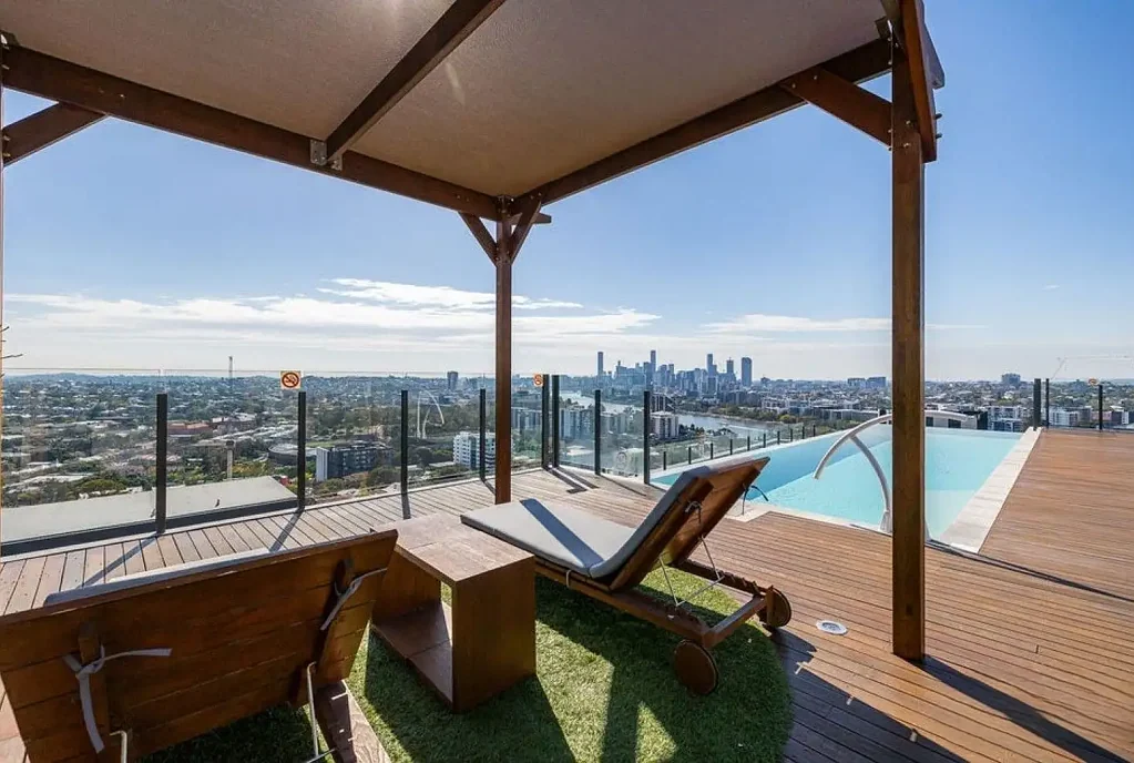CONTEMPORARY ONE-BEDROOM APARTMENT IN THE HEART OF TOOWONG