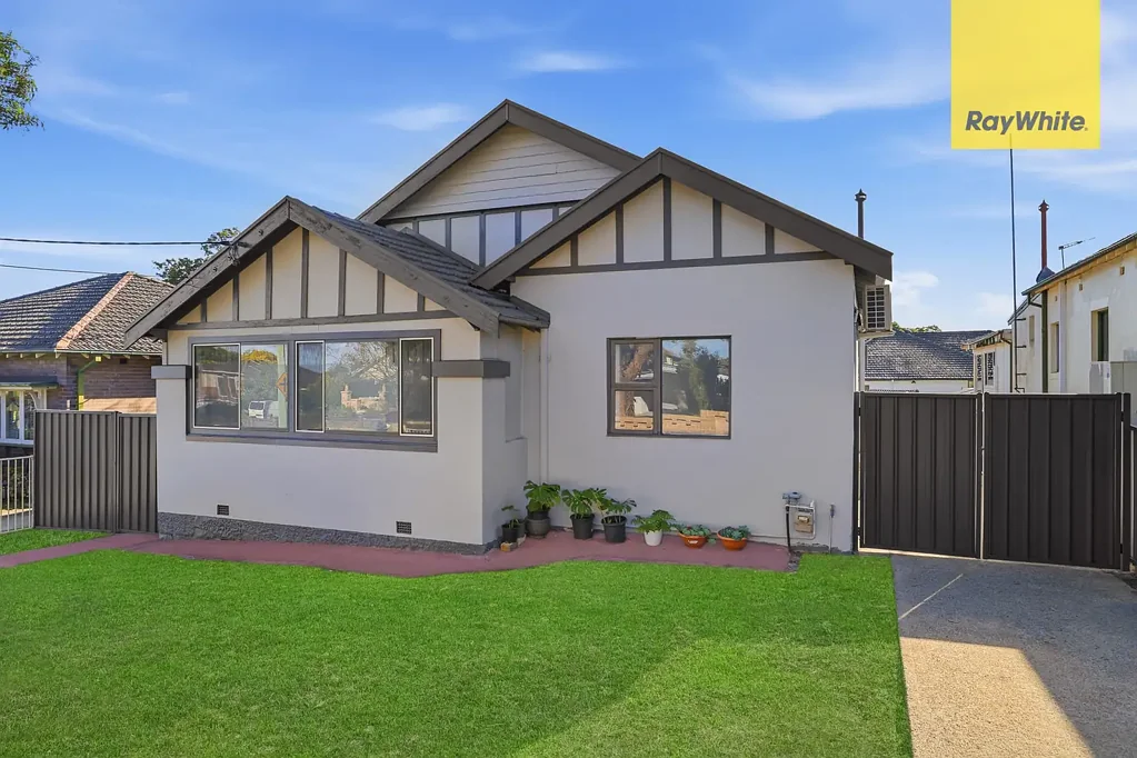 North Parramatta 4 Slaapkamer ELEVATED FAMILY LIVING ON A RARE 696QM LEVEL SANCTUARY