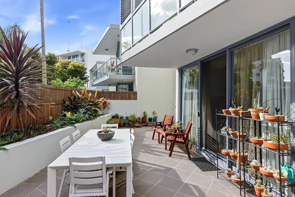 Burleigh Heads 2房  COASTAL COURTYARD LIVING – MOMENTS FROM THE BEACH