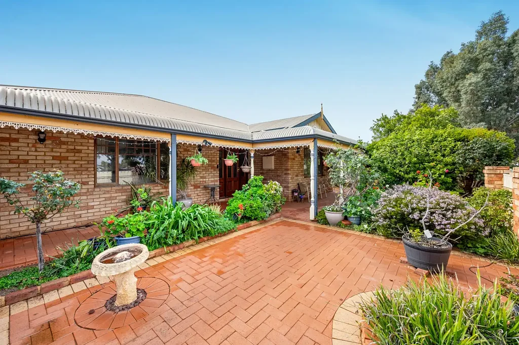 Piccadilly 3房  Well-Located, Brick Three Bedroom Home!