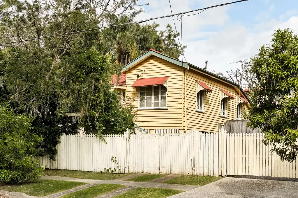Enoggera 3房 779m²围栏地块 低中密度分区 3.25米高顶 硬木地板 厨房电器齐全 露台后院宽敞 学区便利 交通通达 Substantial 779m² Block with Endless Potential