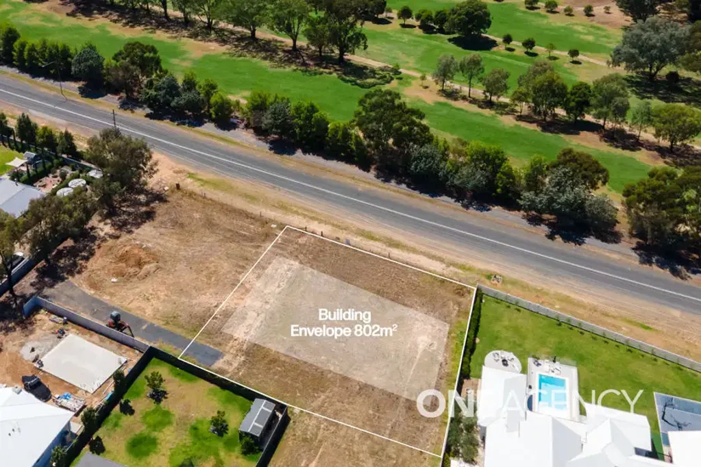 Springvale LIFESTYLE BLOCK 1702 m2 - TEE OFF FROM YOUR FRONT DOORSTEP!