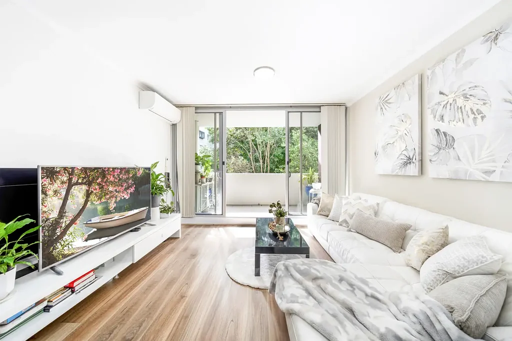 Zetland 2房 Prime大厦现代两居室 200米East Village购物 97平米无缝空间 朝北采光 朝南穿堂风 主卧带阳台 厨房石岛台 全新电器 游泳池健身房 步行至Green Square Station RARE Modern 2-Bedroom Apartment in Zetland – Prime Parkside Location