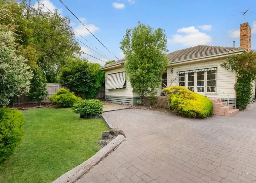 VERY SPACIOUS AND WELL MAINTAINED HOME IN CENTRAL LOCATION