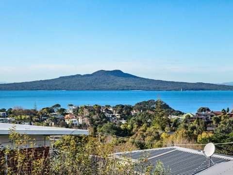Castor Bay 7部屋 Home & Two Incomes with Sea Views on 1,323m² Land