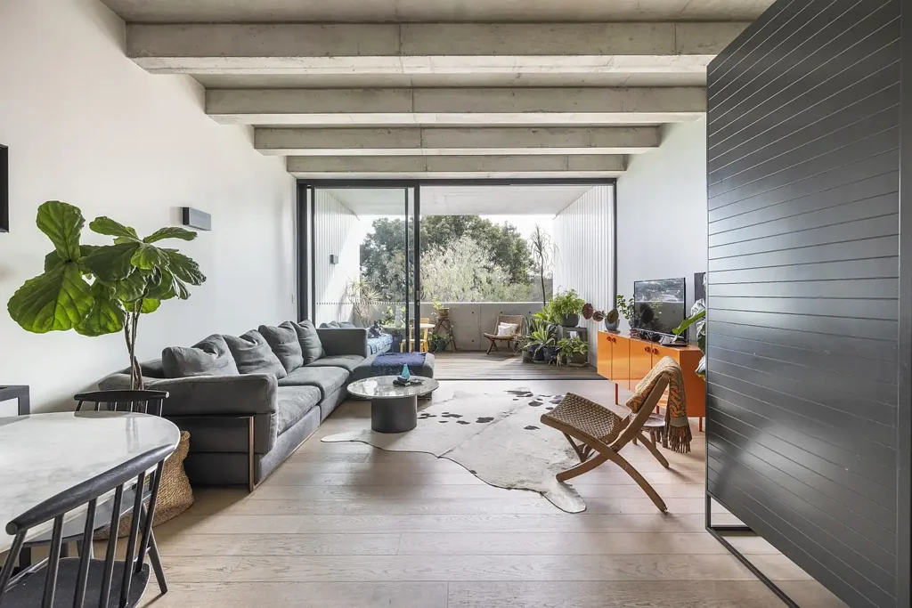 Warehouse-style apartment, natural light t/out