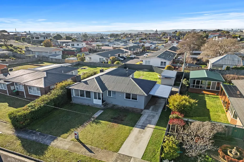 Devonport 5ਬੈੱਡਰੂਮ Big on Space, Packed with Value