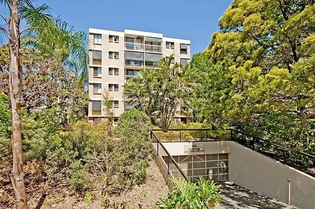 Elevated 2 Bedroom Apartment In Great Location