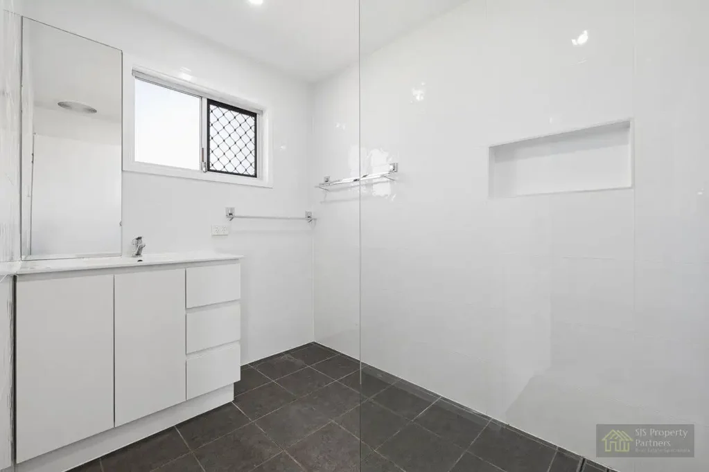 Crestmead 3房 727平方米带侧面通道的家庭住宅 Family Home on 727sqm with Side Access