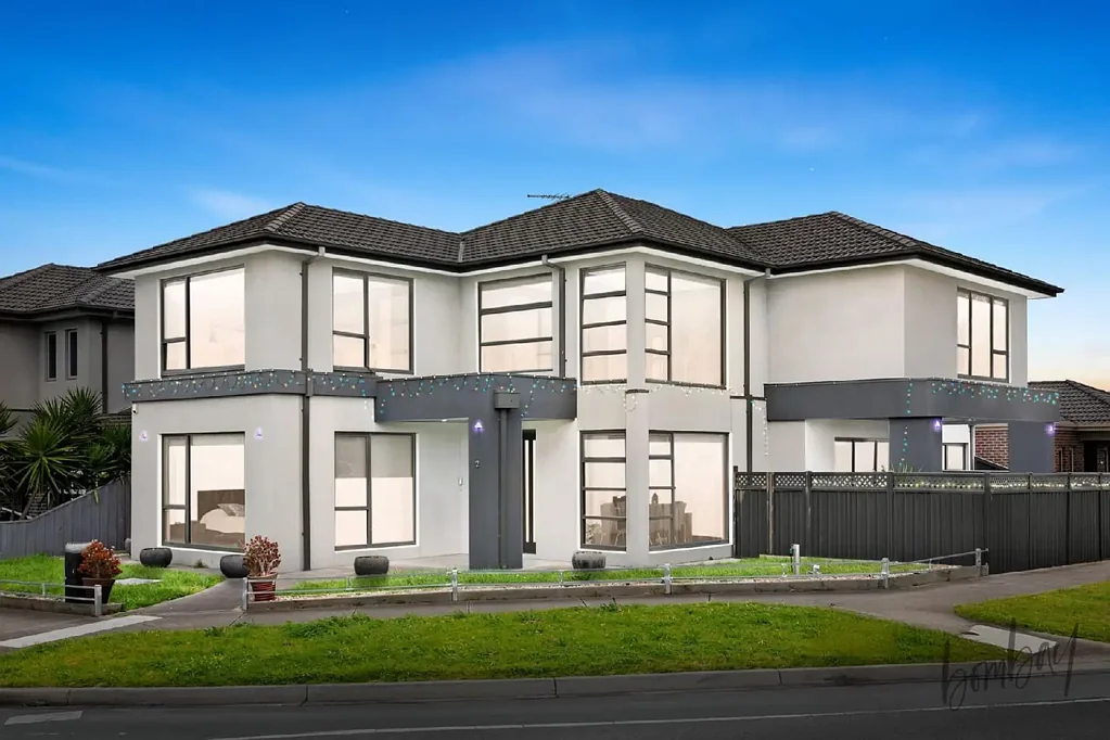 Epping 5房 知名建筑师设计 双层五卧三卫 高端电器设备 全年娱乐空间 主套房带步入式衣帽间 优越地理位置 靠近购物中心与学校 An Architectural Masterpiece in the Prestigious Lyndarum Estate