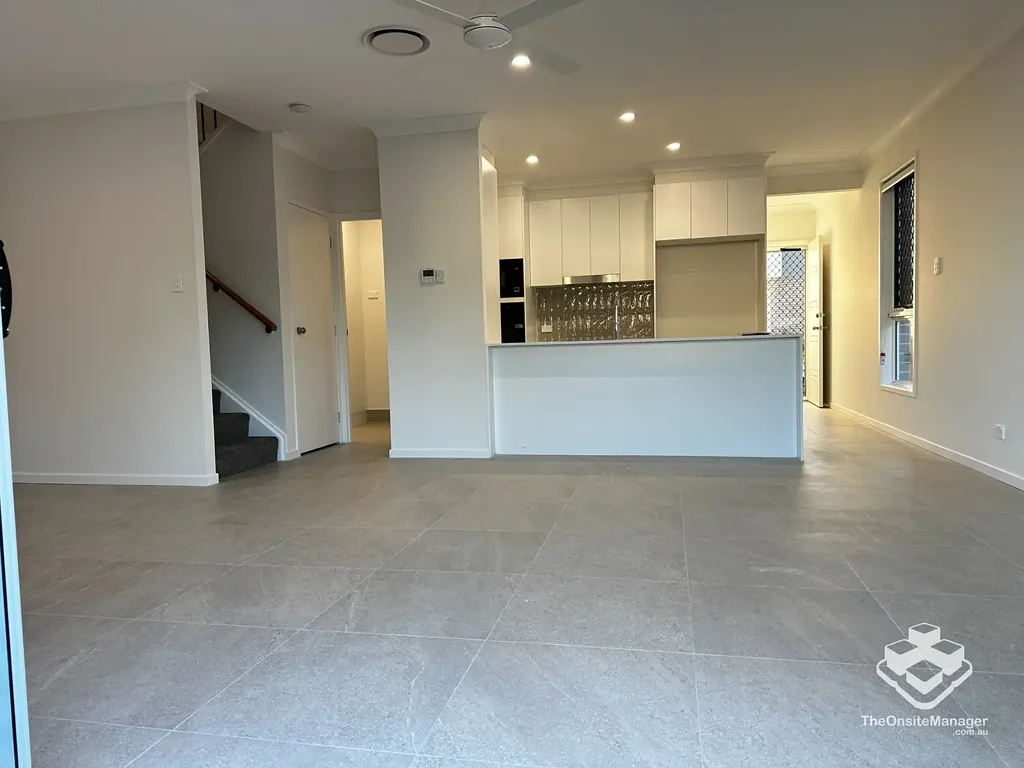 VERY NEW ULTA MODERN LUXURY 4 BEDROOM TOWNHOUSE WITH DUCTED AIR-CON