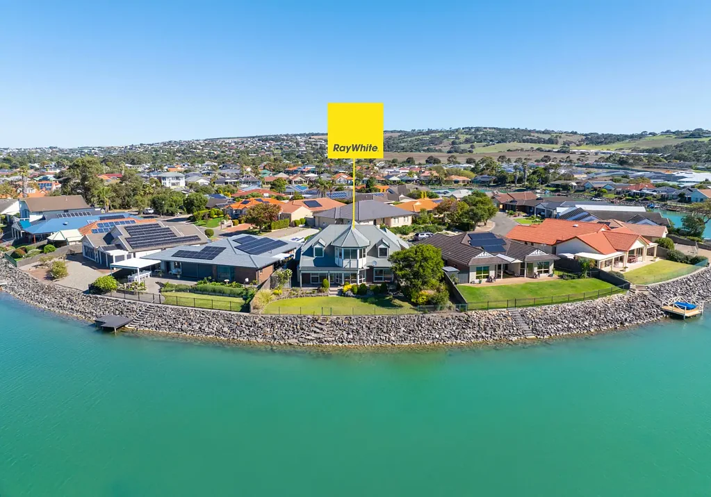 Encounter Bay 4બેડરૂમ A Rare Lakeside Retreat with 25 Metres of Waterfront