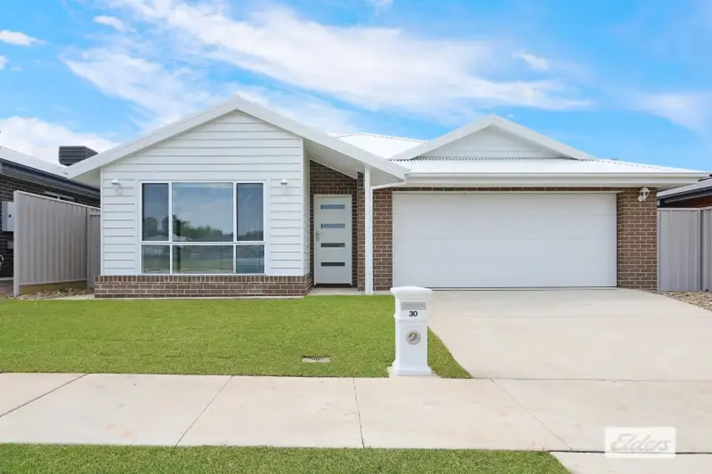 Brand new living with Park views!