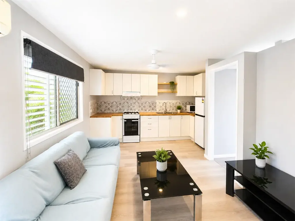 FULLY FURNISHED TROPICAL RETREAT WITH PRIVATE COURTYARD