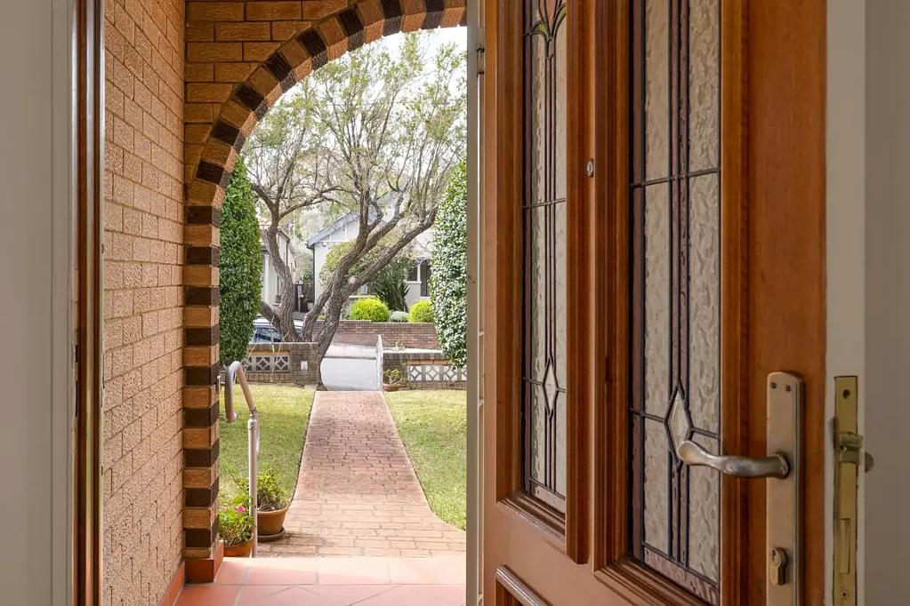 Hurlstone Park 4ਬੈੱਡਰੂਮ Large Family Home + Land in the Heart of the Village!