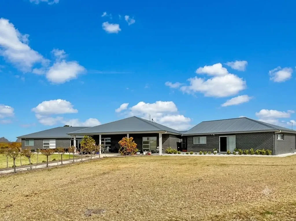 Inverell 7 Slaapkamer Modern Family Living in a Quiet, Family-Friendly Location