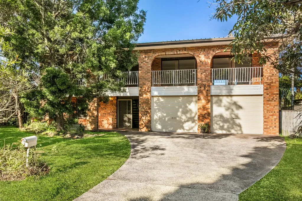 Beacon Hill 4房 坚固双砖海景住宅，潜力无限 Solid Double-Brick Home with Ocean Views and Outstanding Potential