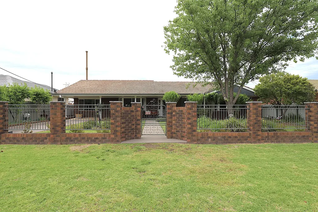 Cootamundra 3कमरा Modern Family Living With Outstanding Garaging