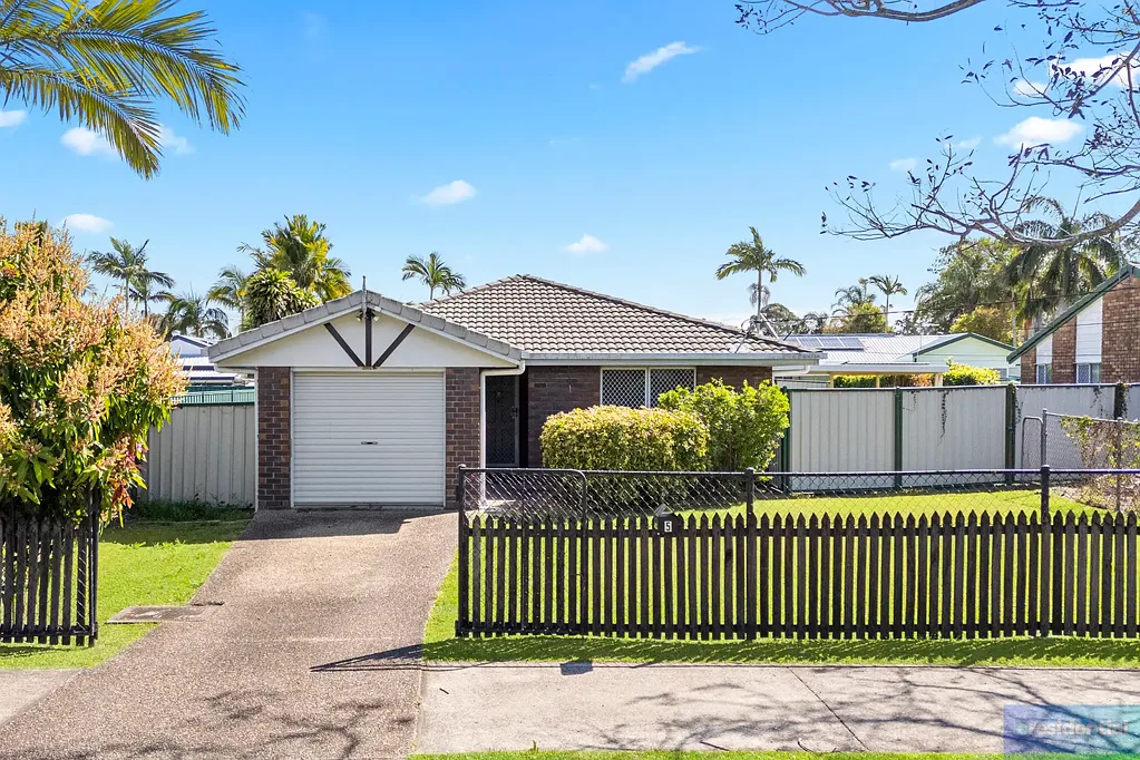 Waterford West 4chambre Spacious Sanctuary With a Lot of Potential
